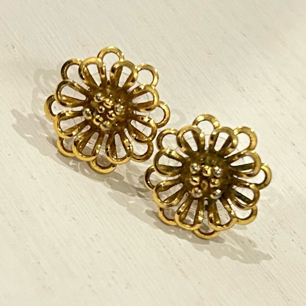 Vintage Openwork Flower Earrings - Picture 6 of 8